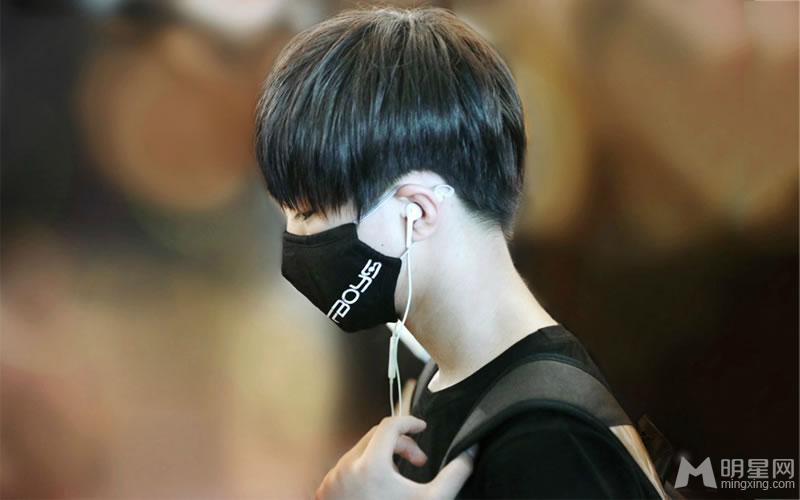 TFBOYS王俊凯生活照小正太被御姐挑逗_图-13