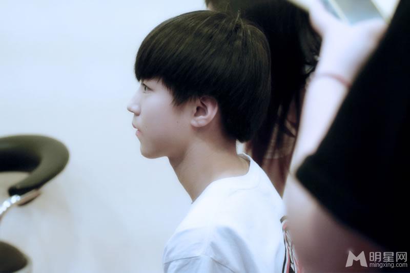 TFBOYS王俊凯生活照小正太被御姐挑逗_图-6