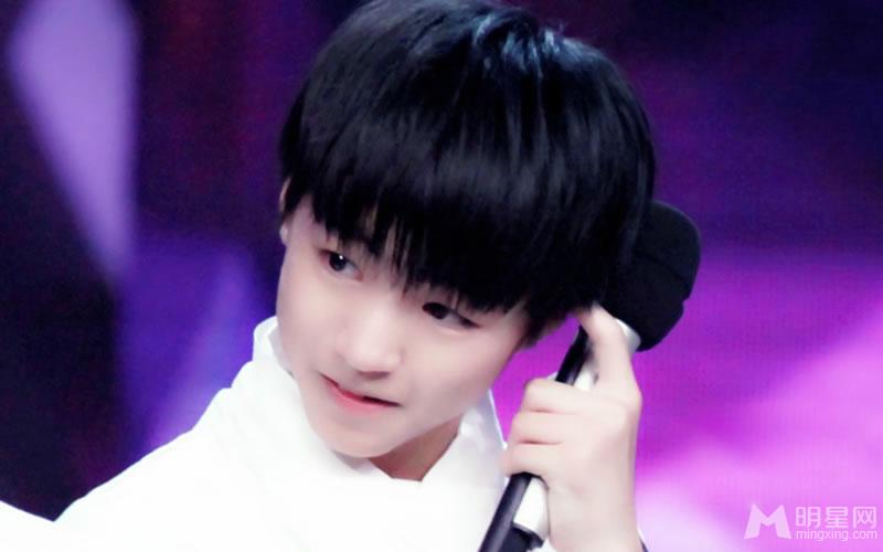 TFBOYS王俊凯生活照小正太被御姐挑逗_图-11