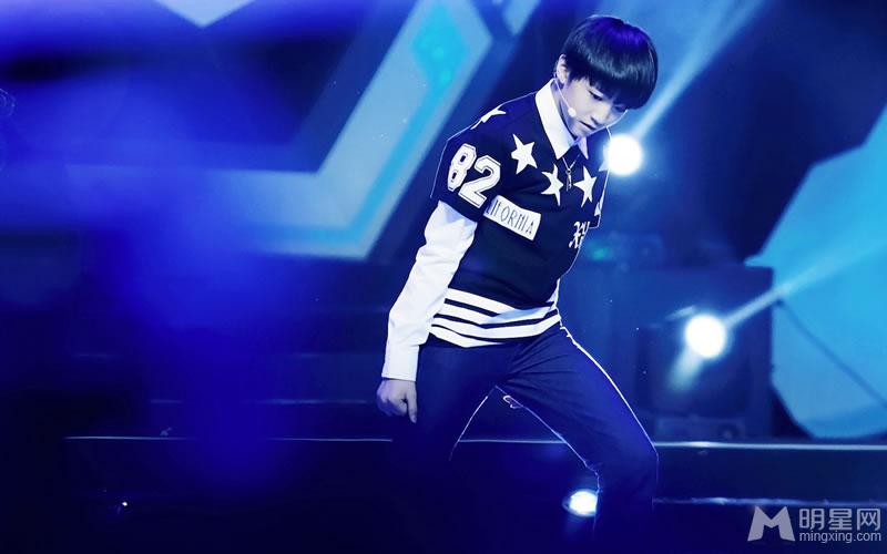 TFBOYS王俊凯生活照小正太被御姐挑逗_图-14