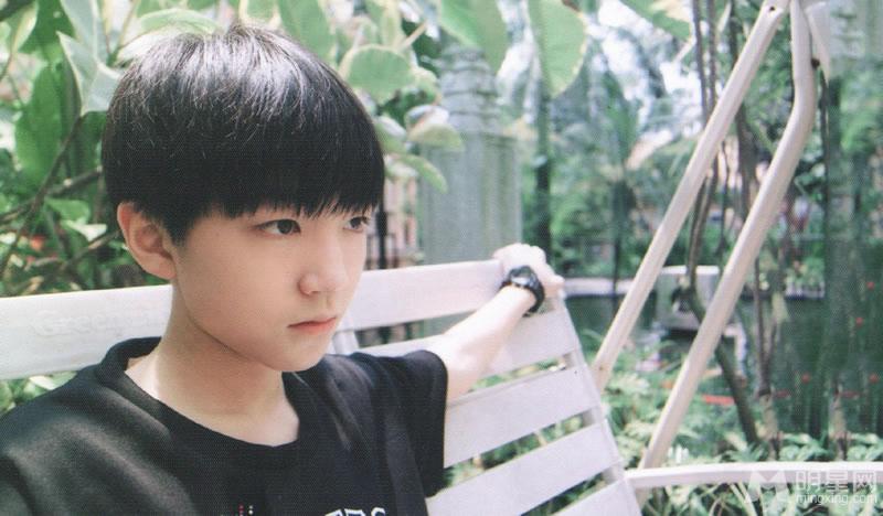 TFBOYS王俊凯生活照小正太被御姐挑逗_图-9
