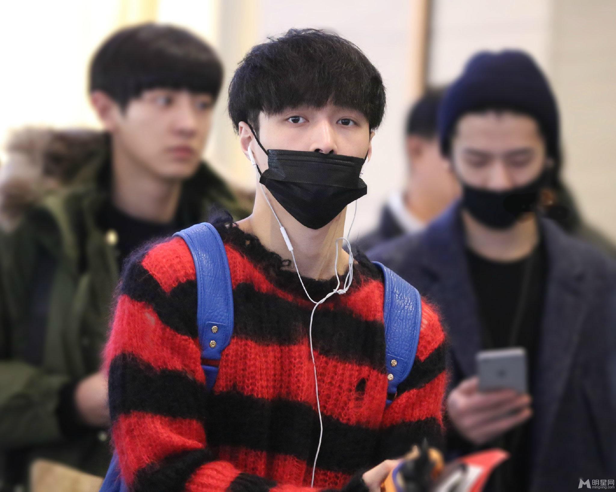 EXO张艺兴2014年11月吉隆坡飞赴日本红黑条文衫休闲帅气_图-7