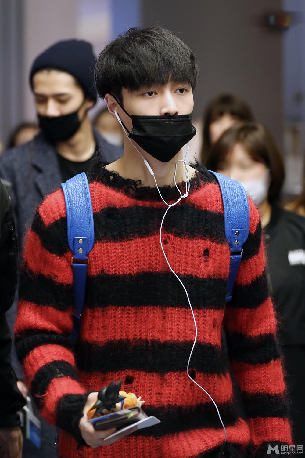 EXO张艺兴2014年11月吉隆坡飞赴日本红黑条文衫休闲帅气_图-1