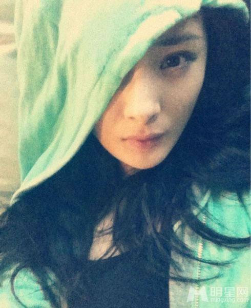 杨幂微博生活照第四弹秒变短发女郎_图-1