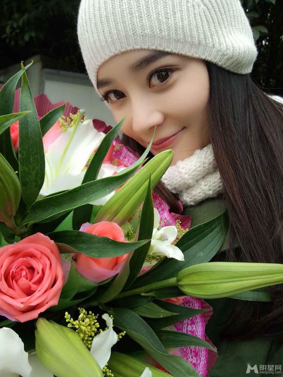 袁姗姗微博与好友自拍浓眉大眼颜值高_图-5