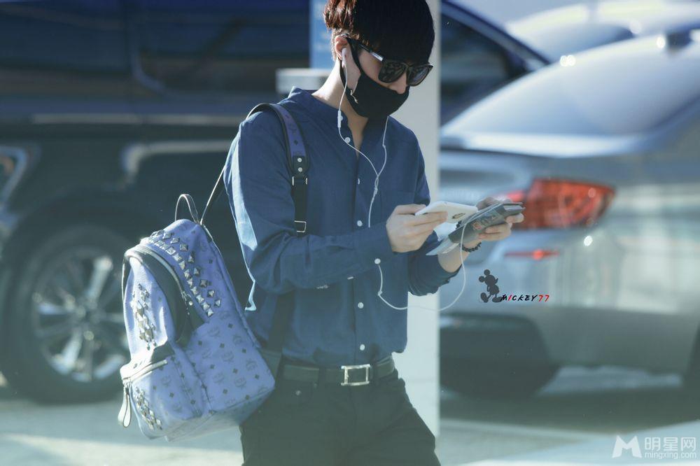 EXO张艺兴2014年10月韩国飞上海脚步匆忙紧赶助理车_图-11