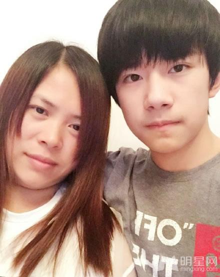 TFBOYS和她们妈妈的甜蜜合影_图-1