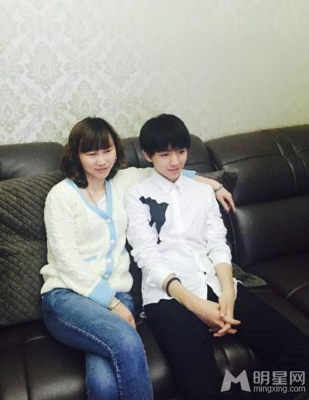 TFBOYS和她们妈妈的甜蜜合影_图-3