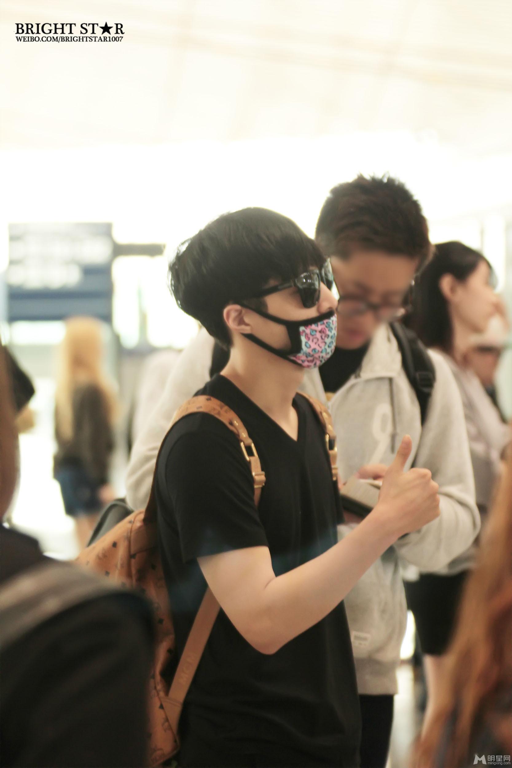 EXO张艺兴2014年9月黑T亮相机场韩国飞赴北京_图-5
