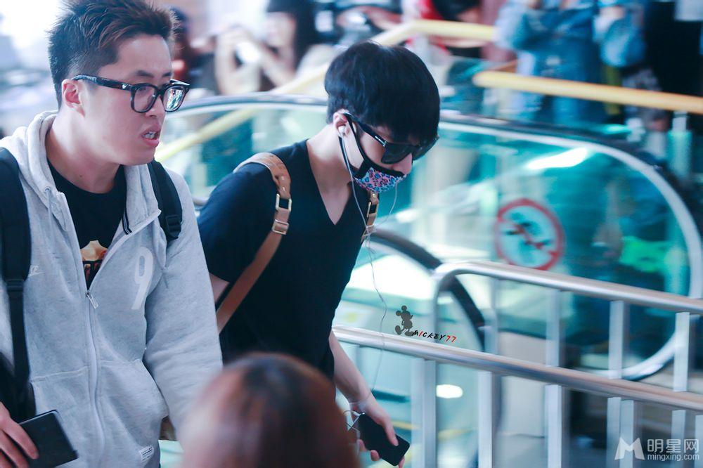 EXO张艺兴2014年9月黑T亮相机场韩国飞赴北京_图-10