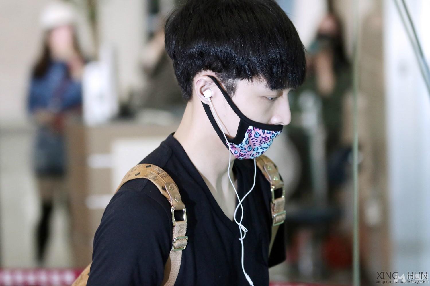 EXO张艺兴2014年9月黑T亮相机场韩国飞赴北京_图-13