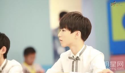 TFBOYS教室照白色衬衫优雅阳光_图-7