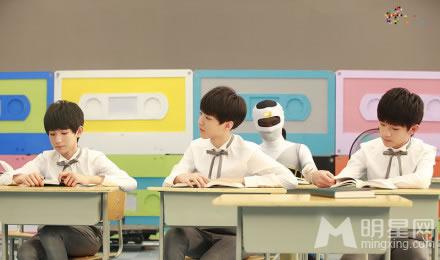 TFBOYS教室照白色衬衫优雅阳光_图-5