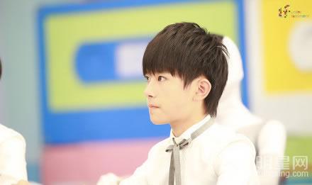 TFBOYS教室照白色衬衫优雅阳光_图-8
