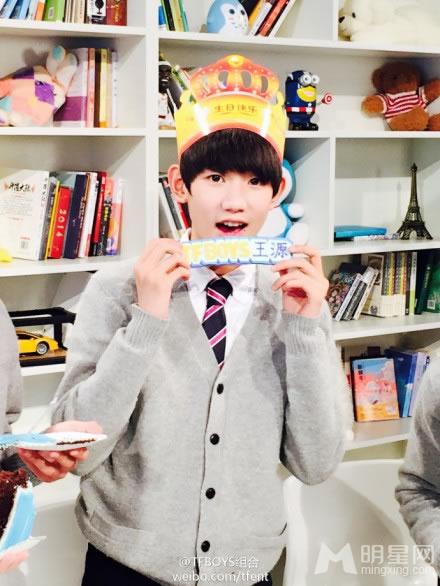 TFBOYS给王源庆祝生日生日蛋糕写完祝福_图-3