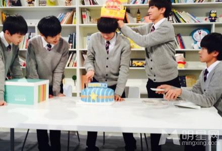 TFBOYS给王源庆祝生日生日蛋糕写完祝福_图-2