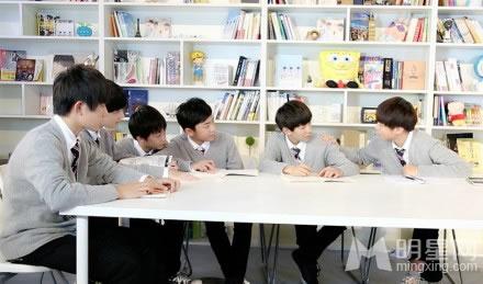 TFBOYS给王源庆祝生日生日蛋糕写完祝福_图-1