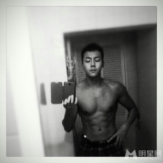 陈伟霆微博自拍2013年合集健身房现八块腹肌_图-1