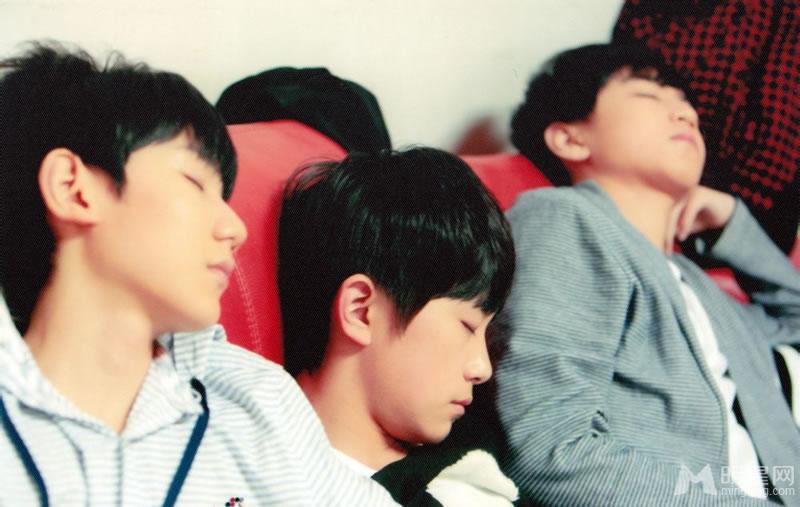 TFBOYS四月限定生写集活泼好动活力四射_图-21