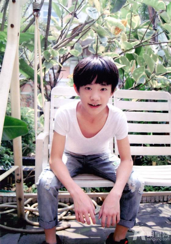 TFBOYS四月限定生写集活泼好动活力四射_图-1