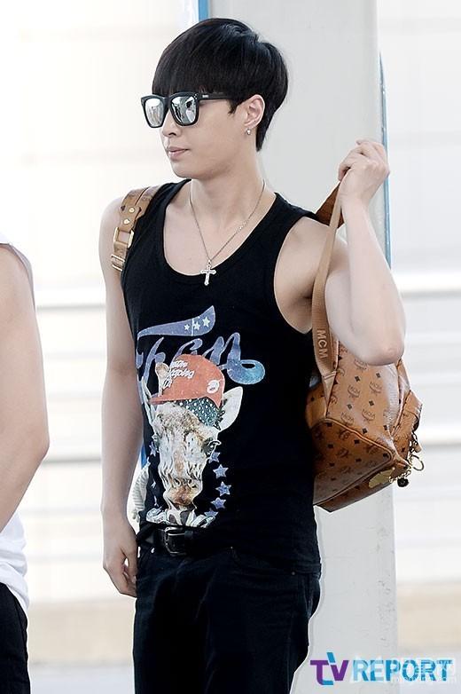 EXO张艺兴2014年7月现身北京机场全程手插裤兜全程_图-60