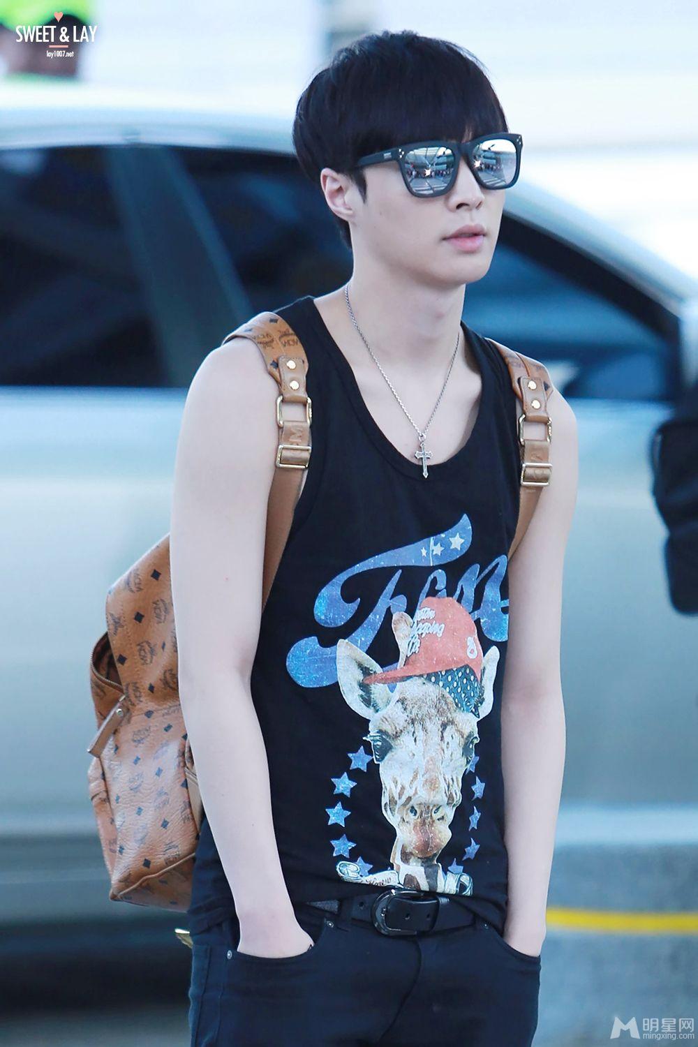 EXO张艺兴2014年7月现身北京机场全程手插裤兜全程_图-13