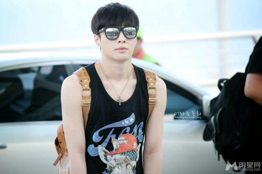 EXO张艺兴2014年7月现身北京机场全程手插裤兜全程_图-14