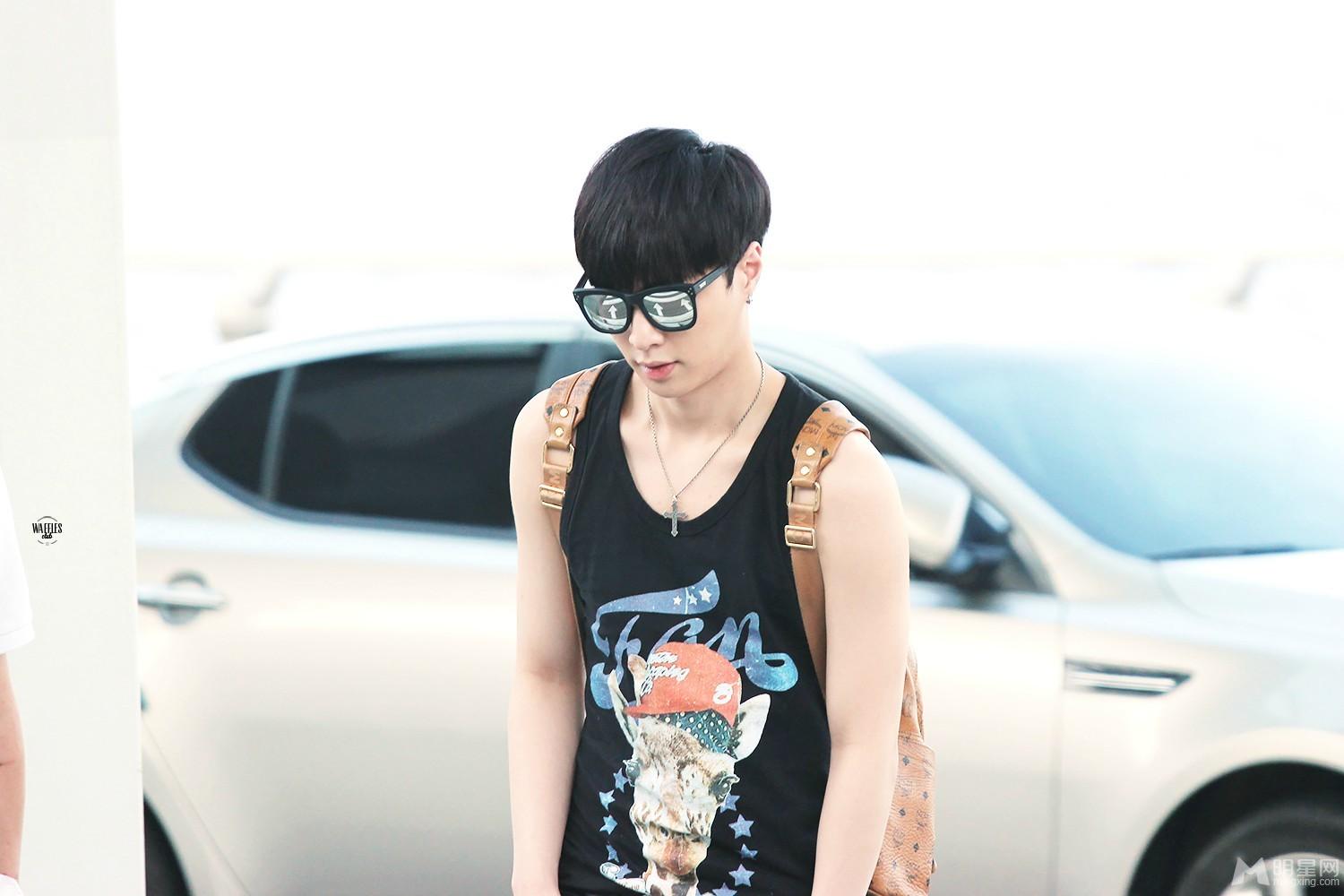 EXO张艺兴2014年7月现身北京机场全程手插裤兜全程_图-3