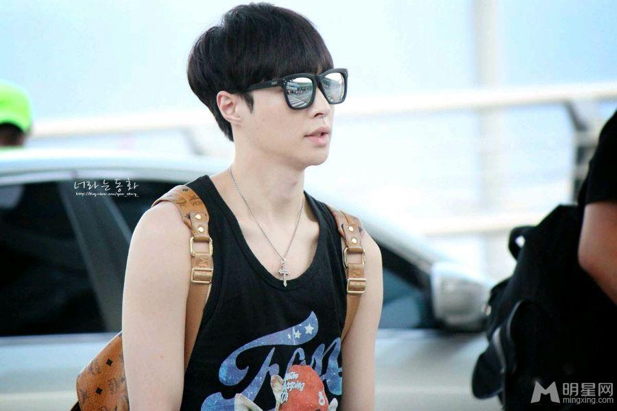 EXO张艺兴2014年7月现身北京机场全程手插裤兜全程_图-12