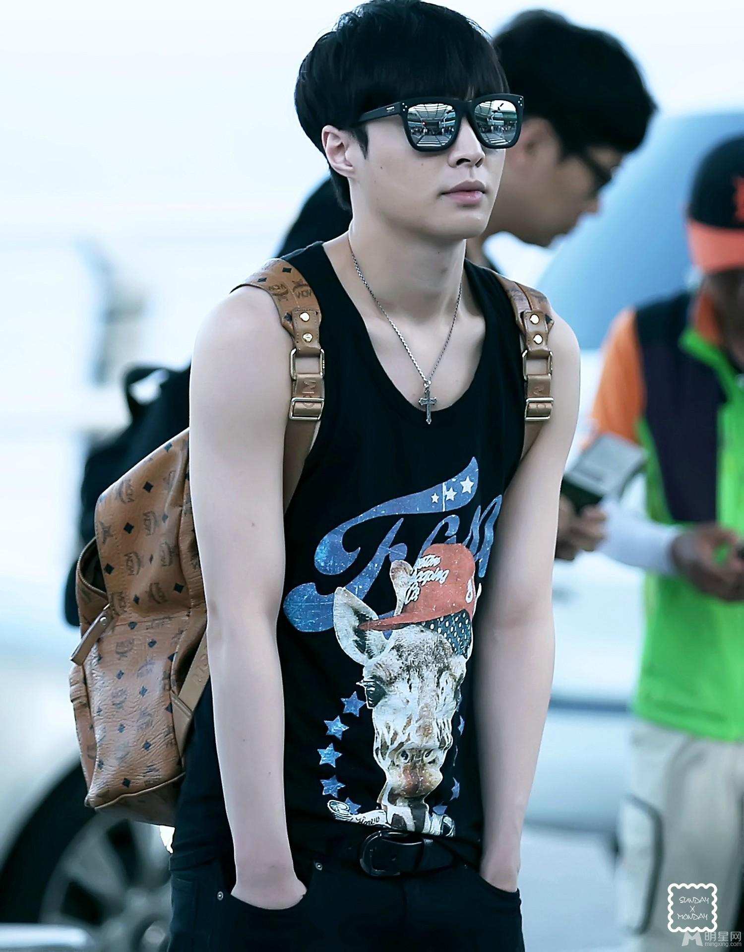 EXO张艺兴2014年7月现身北京机场全程手插裤兜全程_图-11