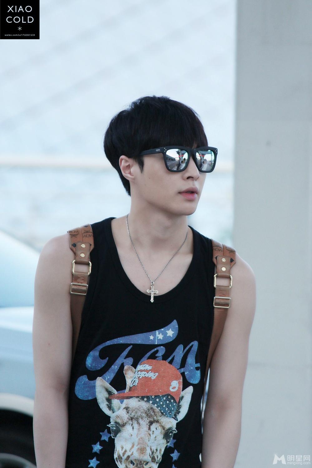 EXO张艺兴2014年7月现身北京机场全程手插裤兜全程_图-10