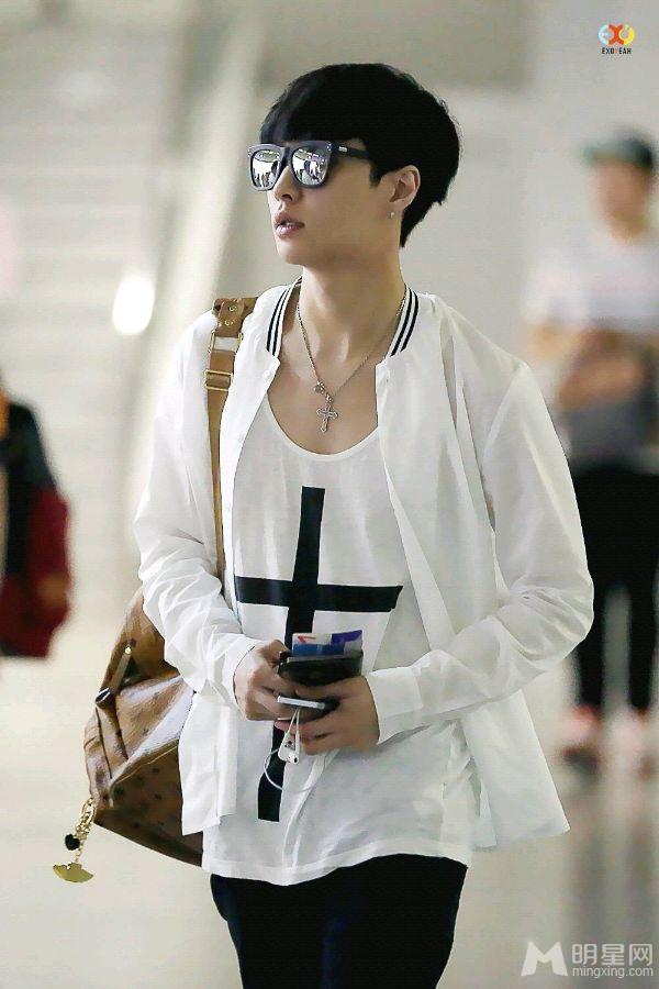 EXO张艺兴2014年7月成都返回韩国白色外套帅气亮相_图-2