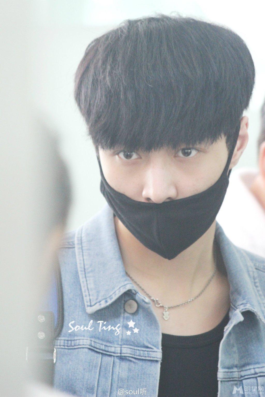 EXO张艺兴2014年7月现身黄花机场阳光帅气_图-5