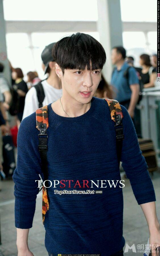 EXO张艺兴2014年6月现身韩国机场心情大好与队友热聊_图-3