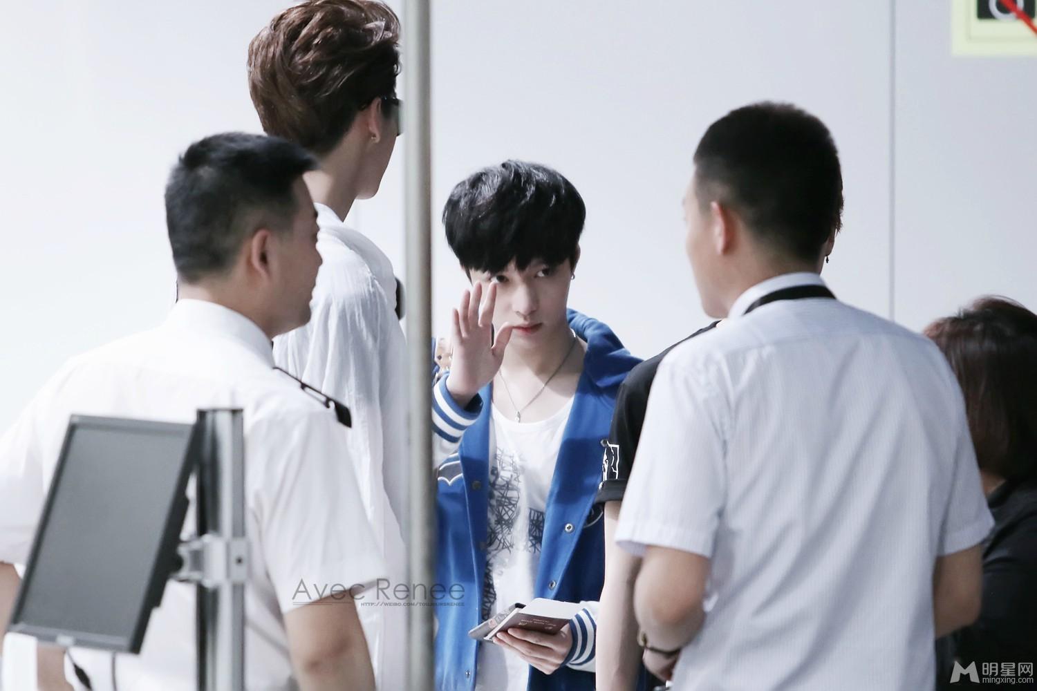 EXO张艺兴2014年5月仁川飞北京蓝白外套变身哆啦A梦_图-4