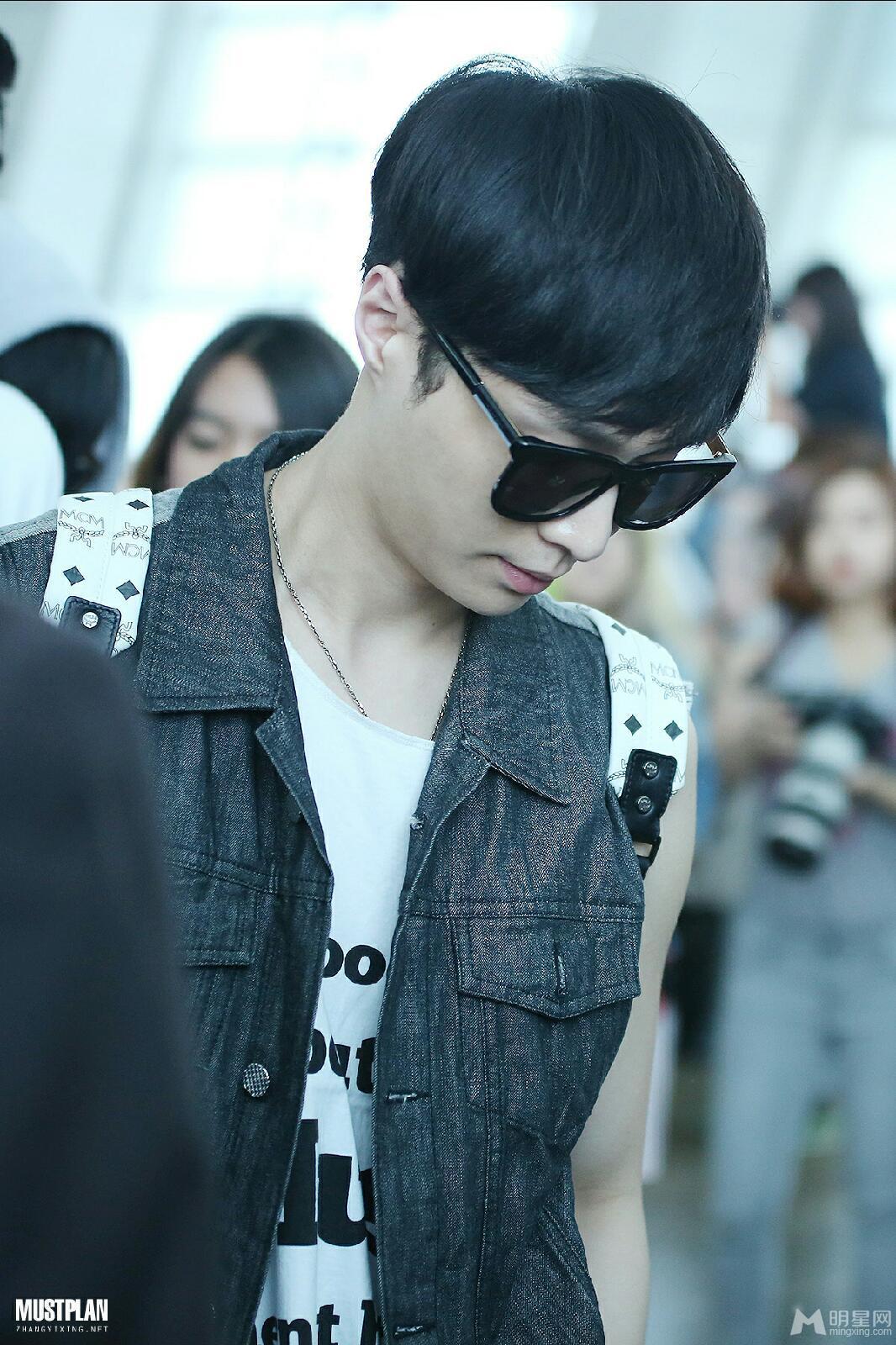 EXO张艺兴2014年5月无袖上衣现身仁川机场好身材显现_图-13