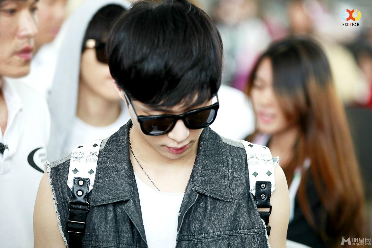 EXO张艺兴2014年5月无袖上衣现身仁川机场好身材显现_图-4