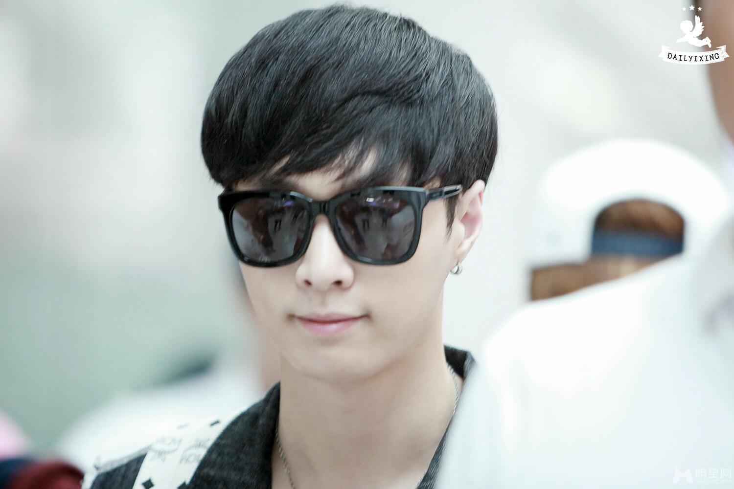 EXO张艺兴2014年5月无袖上衣现身仁川机场好身材显现_图-2
