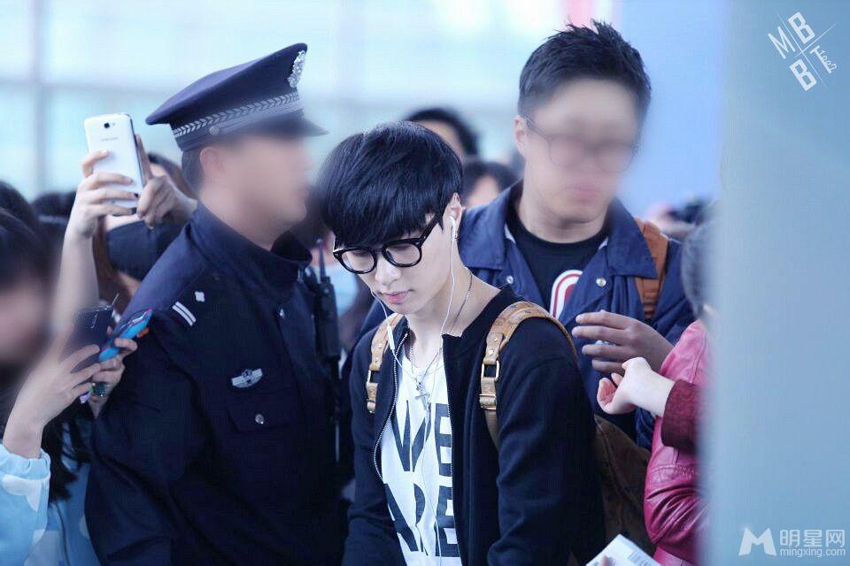 EXO张艺兴2014年4月北京飞南京机场帅气亮相_图-11