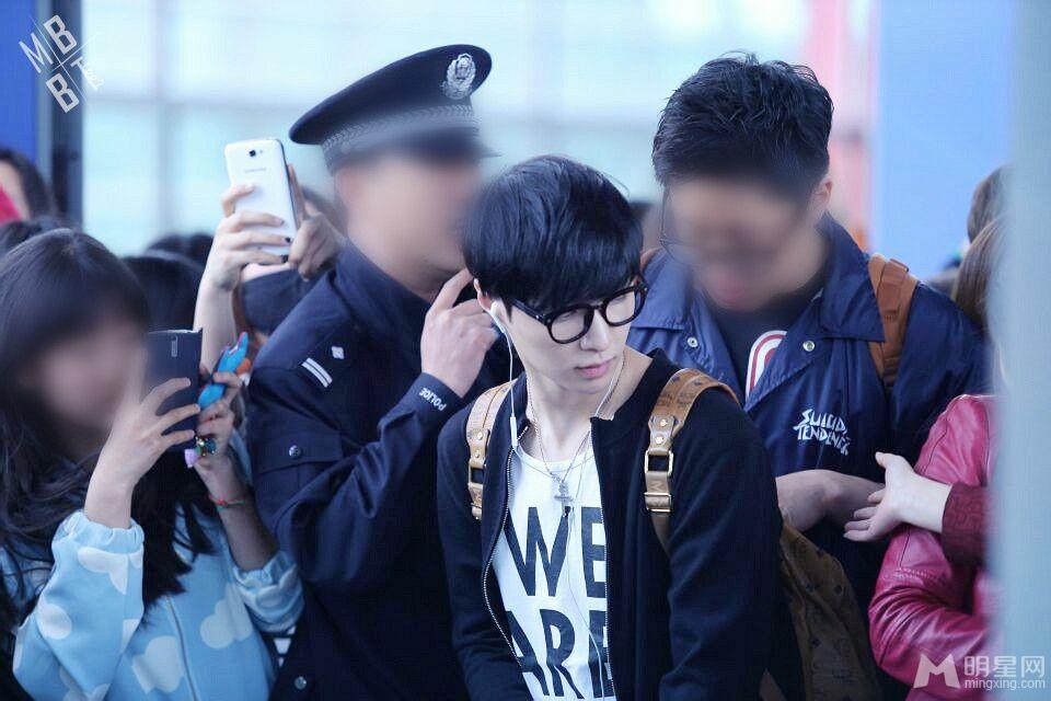 EXO张艺兴2014年4月北京飞南京机场帅气亮相_图-2