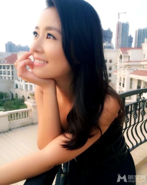 林心如现身沈阳六桂福开业庆典活动之前阳台悠闲看风景_图-5