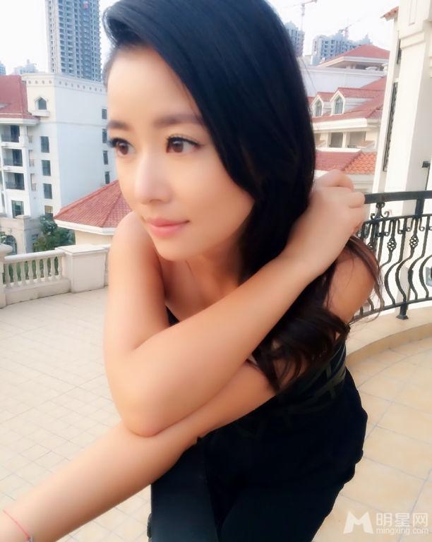 林心如现身沈阳六桂福开业庆典活动之前阳台悠闲看风景_图-7