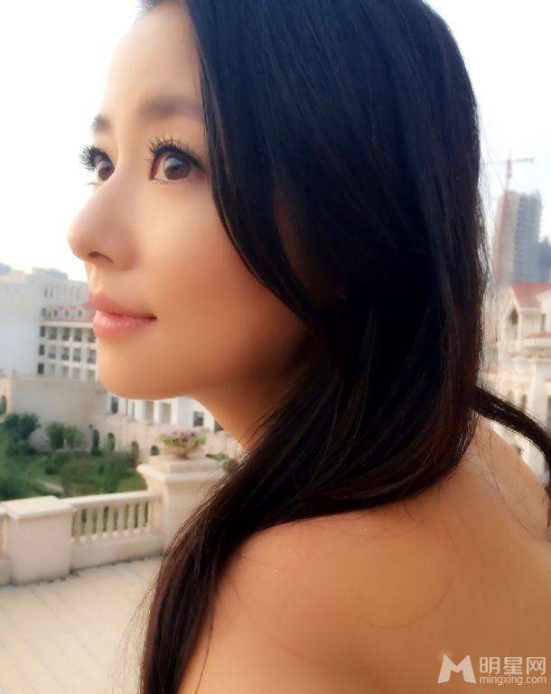 林心如现身沈阳六桂福开业庆典活动之前阳台悠闲看风景_图-1