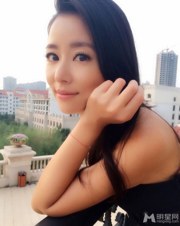 林心如现身沈阳六桂福开业庆典活动之前阳台悠闲看风景_图-8