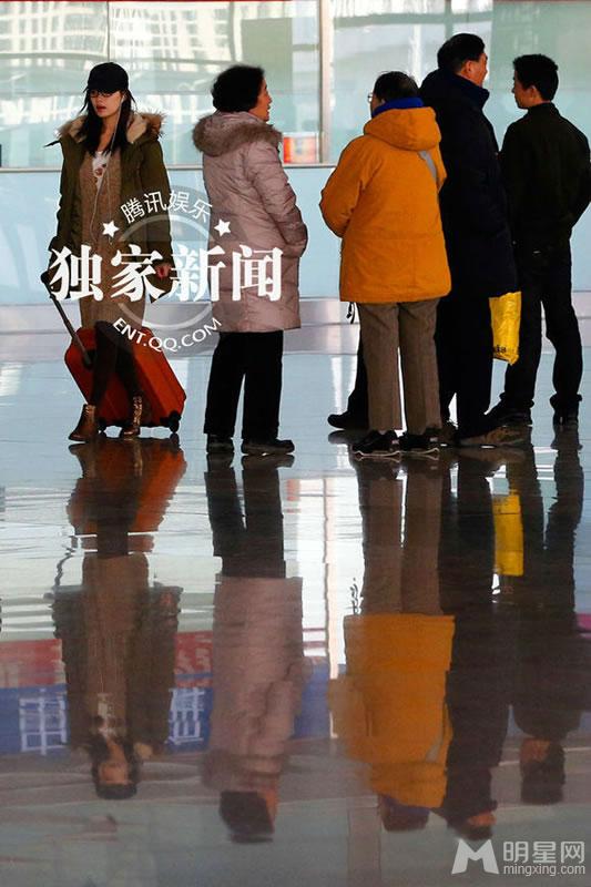 倪妮机场被偷拍大汇总心情高兴对着偷拍镜头卖萌_图-1