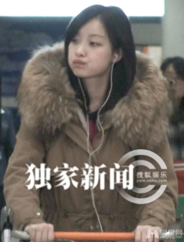 倪妮机场被偷拍大汇总凉爽夏装米奇衣凸显可爱青春_图-1
