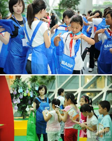 倪妮2008年参加公益活动BASF小小化学家志愿者_图-1