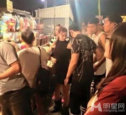 周杰伦带着新婚妻子逛夜市昆凌身材仍姣好_图-1