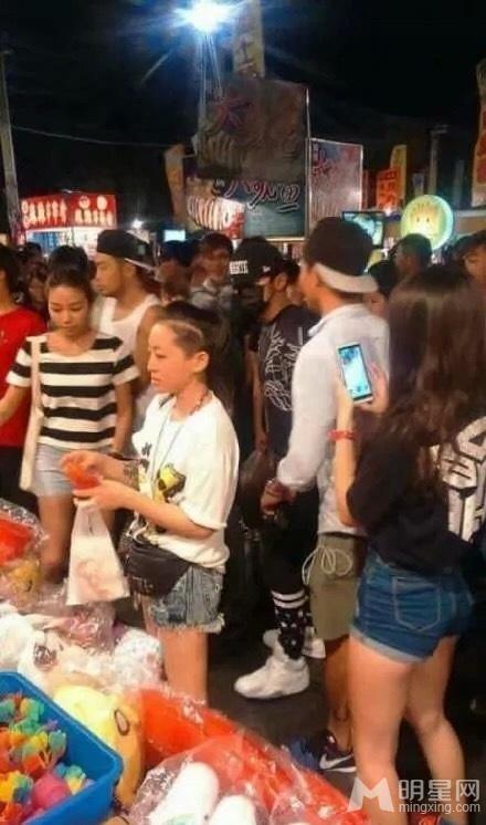 周杰伦带着新婚妻子逛夜市昆凌身材仍姣好_图-6