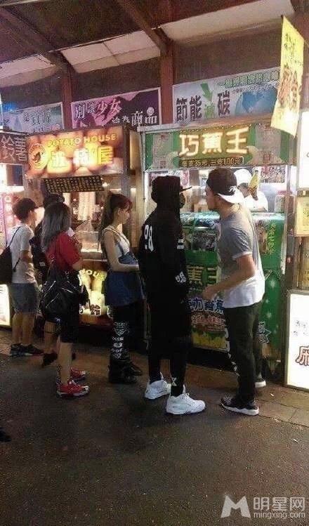 周杰伦带着新婚妻子逛夜市昆凌身材仍姣好_图-4